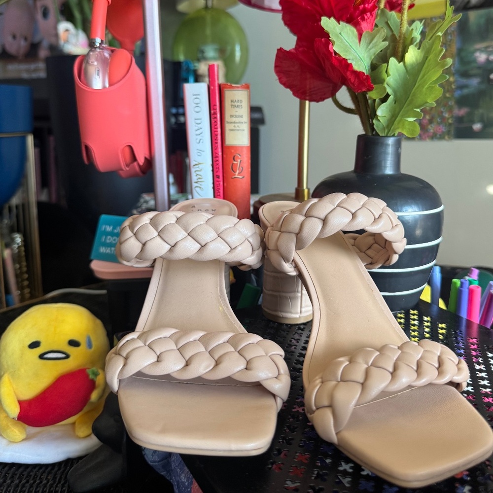 NUDE CHUNKY HEEL MULES.